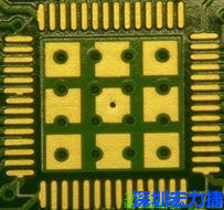 這個通孔的設(shè)計勉強(qiáng)可以接受，只剩下正中間一個通孔沒有塞孔，而且孔徑也變小了。