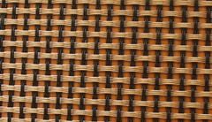 圖片只是示意圖，并不是真正的玻纖布，基本上由經(jīng)緯兩股材料交錯(cuò)編織而成，經(jīng)緯的交錯(cuò)間如果有空隙，就容易藏水分，所以一般會(huì)以透氣性來(lái)檢查其密合度。