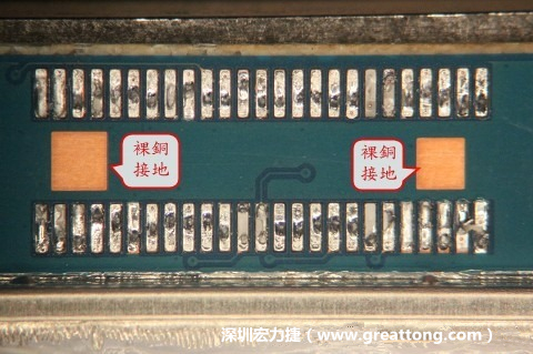 把板對板連接器全部移除，發(fā)現(xiàn)其下方板子共有兩個裸銅的方形設(shè)計。