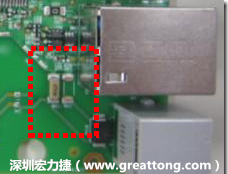 有人認(rèn)為電容旁邊已經(jīng)有螺絲將電路板固定于機殼上了，不應(yīng)該發(fā)生電路板彎曲的現(xiàn)象才對。