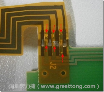 這張圖所顯示的，PCBA工廠實際進(jìn)行HotBar(熱壓熔錫焊接)焊接的時候，經(jīng)常會出現(xiàn)這類焊墊之間短路的問題，下面的圖示為比較嚴(yán)重的案例，大部分都只有部份溢錫，但這對品質(zhì)信賴杜已經(jīng)產(chǎn)生了及大的為害，既使現(xiàn)在測試沒有出現(xiàn)問題，難保在高溫膏濕的環(huán)境下不會出現(xiàn)電子遷移(Electromigration)的現(xiàn)象。