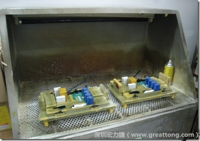 使用噴涂(Spraying)方式作業(yè)conformal coating時(shí)，需設(shè)備抽真空的設(shè)備，否則噴涂的物質(zhì)會飄散到空氣當(dāng)中，影響人體的健康。