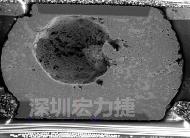 錫球氣泡大到足以影響到焊接的品質(zhì)，下圖是錫球切片后的剖面，可以很明顯看到氣泡已經(jīng)有錫球的 1/3 大了