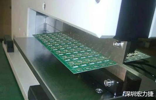 基本上V-Cut就是破壞板子結(jié)構(gòu)的元兇，因為V-Cut就是在原來一大張的板材上切出溝槽來，所以V-Cut的地方就容易發(fā)生變形。