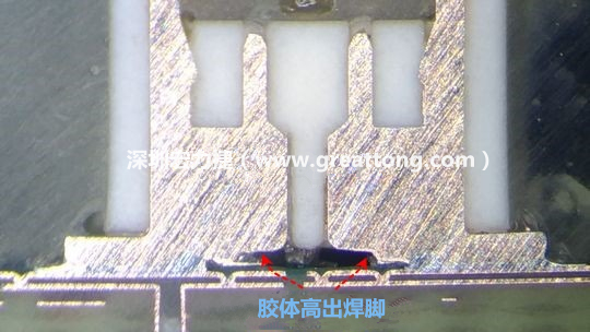  最后的結果出來了，人家原供應商的連接器設計在焊腳與塑膠件(body)之間有一個小小的高度差(standoff)，零件腳硬是比塑膠件高出約0.1mm的間隙，就是這個間隙讓原供應商的連接器完全免去與膠體下方的銅箔線路(cooper trace)或綠漆(solder mask)不平整所造成的翹高浮起問題。