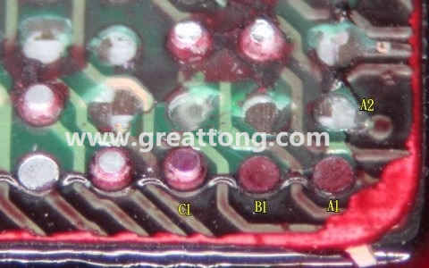 下圖是紅墨水測試后將PCB板子拿回來側(cè)一個(gè)角度拍攝的照片，就可以很清楚的看到錫球黏在PCB端，或不在PCB端。