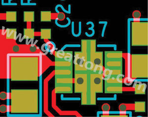 因孔徑過大，焊料沿孔壁爬溢流出