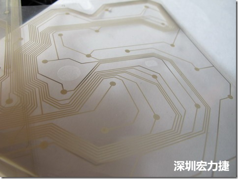 下面第二個圖則是另一片也有著按鍵線路的PTF，當上、下兩面PTF的按鍵結(jié)點互相接觸后就可以計算出是哪個按鍵被按下了?？墒钱敯存I沒有按下時，上下兩片PTF的線路則是分開的，所以上圖那片PTF的線路上面其實還另外覆蓋了另一層透明的PET作為絕緣層，只露出了需要在鍵盤按下時才會碰觸的接觸點，因為這些材質(zhì)使用的都是Polymer，所以才撐這樣的技術(shù)為Polydome(聚合簧片)。