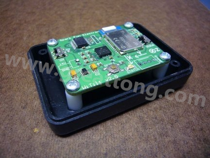 熱熔膠的牢固程度，對于非高振動的應(yīng)用來說已經(jīng)很足夠，而且如果你想要讓盒子另作他途，支架也可以拿掉，用酒精磨擦即可移除熱熔膠。