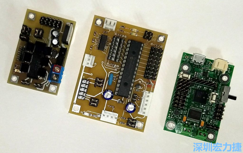 透過機(jī)器PCBA組裝，可以讓右邊那塊小板子做到左邊兩塊板子加在一起可以做的事