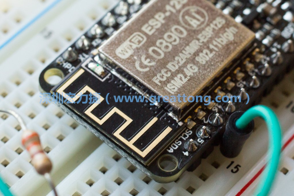 Adafruit Feather板上的無(wú)線電天線。