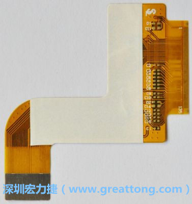 FPCB并非可無(wú)限制撓曲，為避免過度撓曲拉扯造成銅箔斷裂，一般在較長(zhǎng)條型板材會(huì)貼附補(bǔ)強(qiáng)貼片。