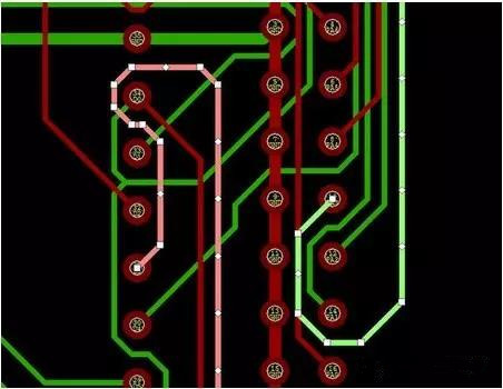 通過自動優(yōu)化導線形狀消除導線打彎(用線段近似弧線只是為了顯示沒有弧線的任何角度例子)。