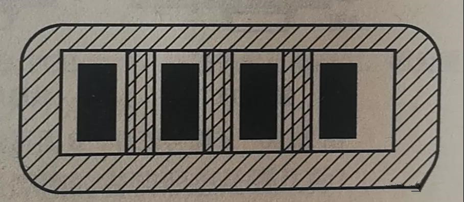 在兩個焊盤之間有導(dǎo)線通過時，應(yīng)采取PCB阻焊設(shè)計(jì)，以防止焊接短路