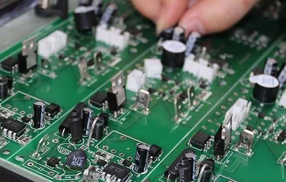 PCBA加工貼片元器件與插件元器件的區(qū)別在哪？